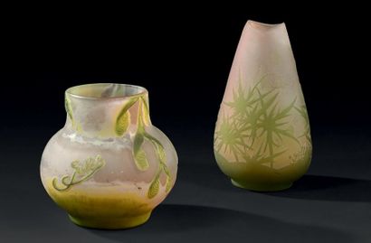 ÉTABLISSEMENT GALLÉ, 1905-1908 PETIT VASE piriforme en verre multicouche à décor...