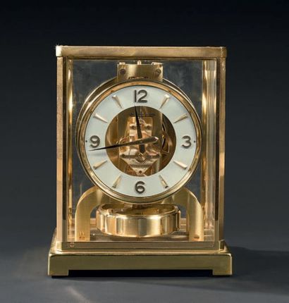 JAEGER LECOULTRE - ATMOS Pendule modèle cage en métal doré, cadran annulaire à chiffres...