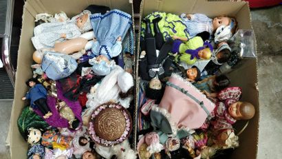 null Deux cartons de poupées folkloriques. Barbies, petites poupées plastiques, poupées...