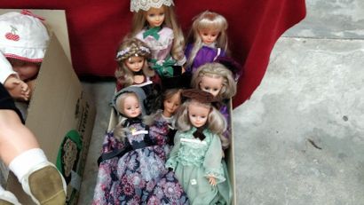 null Un lot de poupées plastiques de style ancien : duchesse d'Alançon, Hortense...