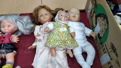 null Trois poupées plastiques.