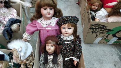 null Trois poupées en carton bouilli.