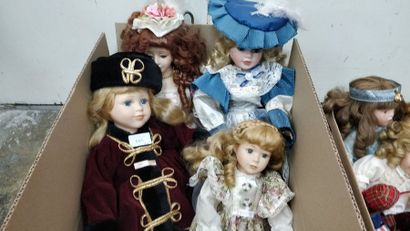 null Quatre poupées tête porcelaine modernes.