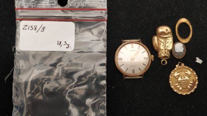 null Lot d'or jaune 18k composé d'une montre bracelet de marque "Gété", de deux médaillons...