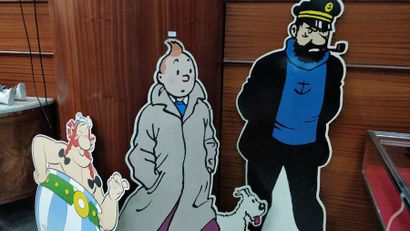 null Trois silhouettes en carton figurant Tintin (hauteur : 133,5 cm), le capitaine...