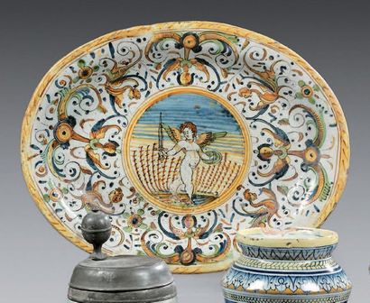 null PLAT CREUX OVALE Majolique émaillée en polychromie, ornée d'un angelot guerrier...