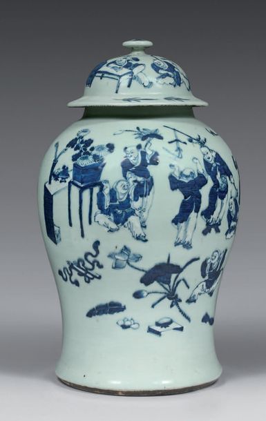 null POT COUVERT Faïence à décor bleu sous couverte d'artistes.
Chine, fin du XIXe...