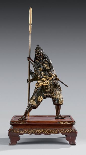 JAPON - Epoque MEIJI (1868 – 1912) 
STATUETTE DE SAMOURAI
Bronze à patine brune et...