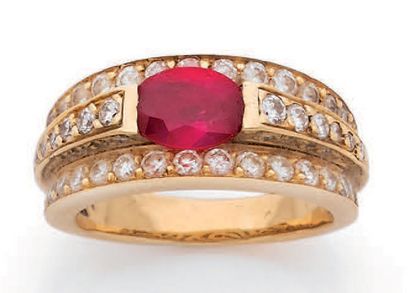 null BAGUE Or jaune 750 millièmes, ornée d'un rubis traité de forme ovale entre des...