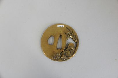 null Tsuba maru-gata en sentoku et incrustations d'or et d'argent, partiellement...