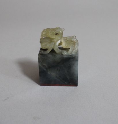 null 
SMALL IMPERIAL JIAQING JADE SEAL

 

With a grey and white rectangular base,...