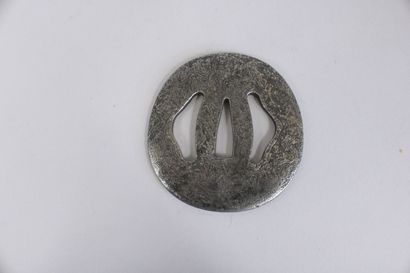 null Trois tsuba en fer, maru-gata à décor en ko-sukashi d'une pagode et deux faux,...