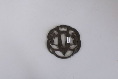 null Sukashi tsuba polylobée en fer ajourée de deux guêpes affrontées.

Japon, XVIIe...
