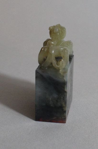null 
SMALL IMPERIAL JIAQING JADE SEAL

 

With a grey and white rectangular base,...