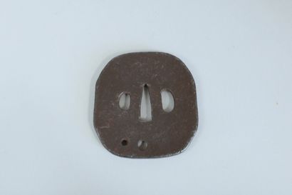 null Tsuba nade-kaku-gata en fer, ornée d'une serpe à bambou en shakudo et rehauts...