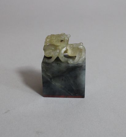 null 
SMALL IMPERIAL JIAQING JADE SEAL

 

With a grey and white rectangular base,...