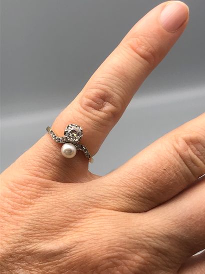 null Ring You and I in yellow gold 750 thousandths set with a pearl and an old cut...