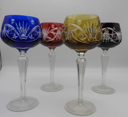 null Quatre verres du Rhin en cristal de couleur.