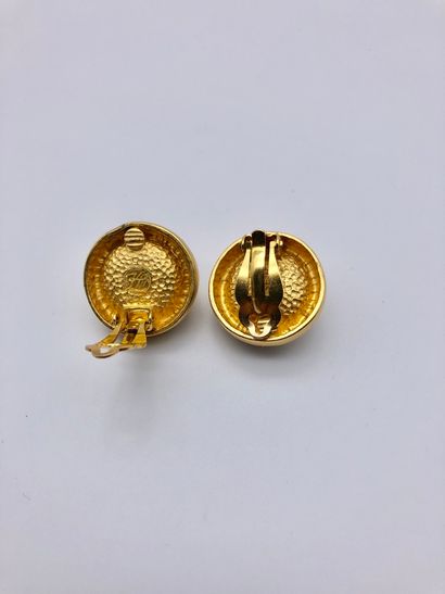 null Karl Lagerfeld, pair of round ear clips in gilded metal and fake half pearls,...