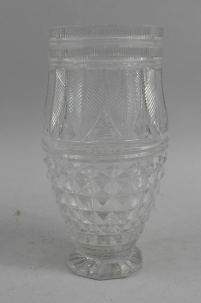 null Un vase en cristal tallé, Hauteur 25cm.