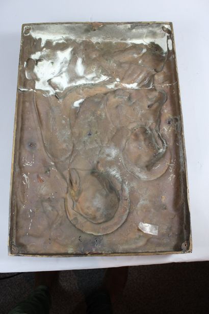 null "Vierge à l'enfant souriant" Plaque en bronze Dim : 51 x 34cm.