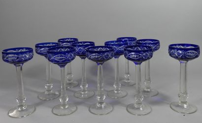 null Onze verres Roemer en cristal de Bohême overlay bleu. Hauteur 19cm.