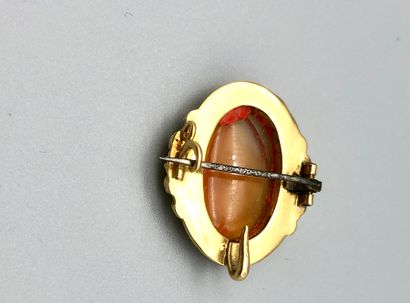 null Broche-pendentif en or jaune ornée d'une intaille sur agate XIXème siècle.4g....