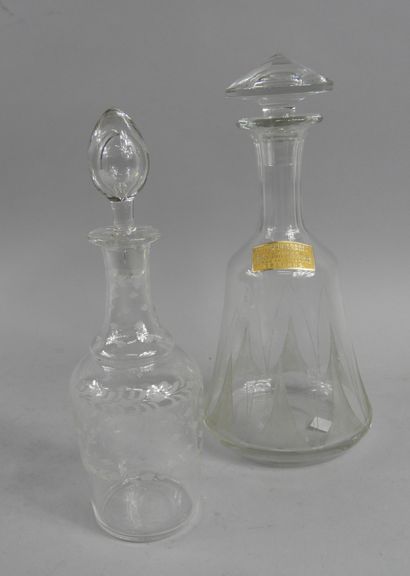 null A crystal wine carafe. One joined there a bottle in engraved crystal.