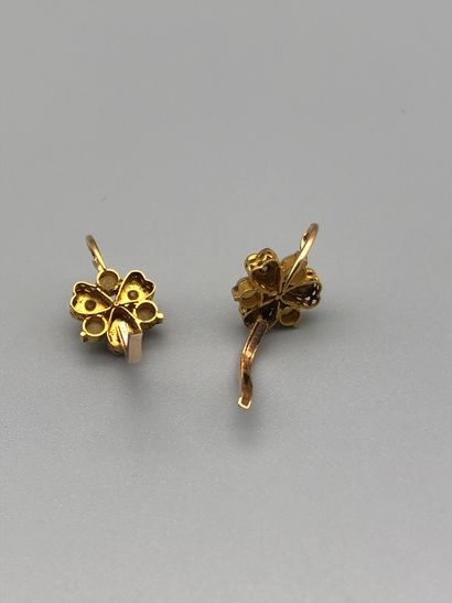 null Pair of yellow gold clover-shaped sleepers set with half pearls and rose-cut...
