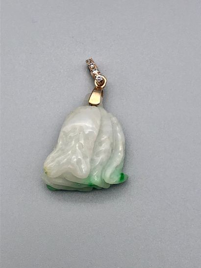 null Pendentif "coloquinte" en jade avec bélière en or jaune sertie de diamants,...