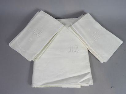 null Belle nappe et 12 serviettes chiffrées D B en fil damassé ivoire à décor de...