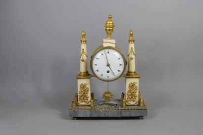 null Portico clock in alabaster, gilded bronze decoration of chains and covered pot,...