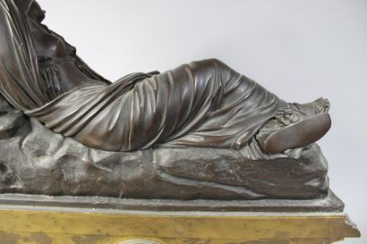 Grande pendule en bronze Napoléon III Grande pendule en bronze avec un sujet femme...