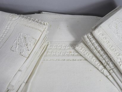 null Very beautiful tablecloth and 12 napkins in ivory linen with motifs of days...