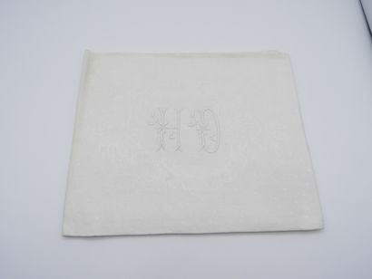 null Beautiful tablecloth chiffonized H D in white Damascus with rocaille decoration...