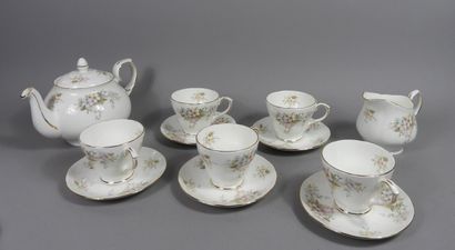 null Landsbury, English porcelain tea service composed of a teapot,