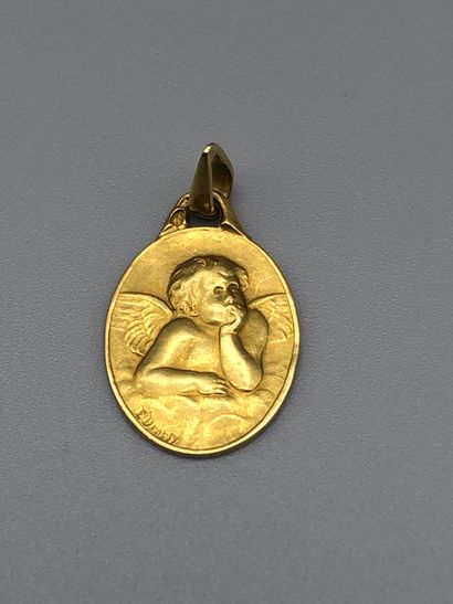 null Médaille ovale en or jaune 750 millièmes, ange de Raphaël, signée Dropsy, non...