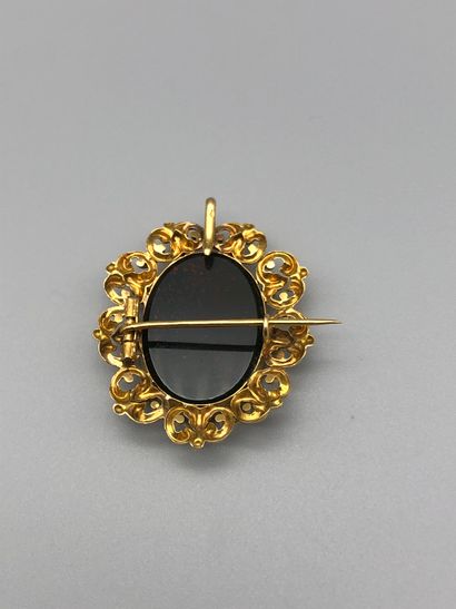 null Brooch pendant in yellow gold 750 thousandth, oval, the stamped and openworked...