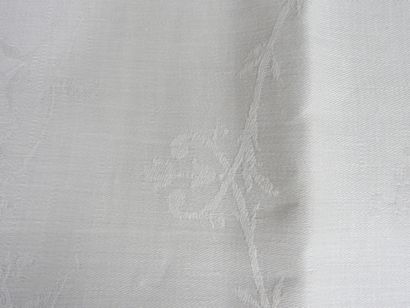 null Belle nappe et 12 serviettes chiffrées D B en fil damassé ivoire à décor de...