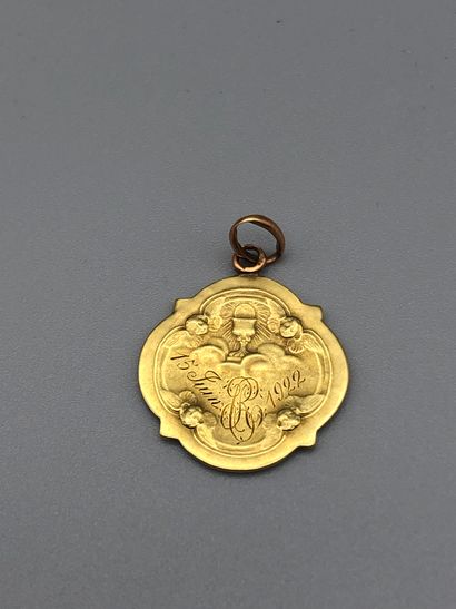 null Médaille quadrilobée en or jaune 750 millièmes, une face à décor du Christ avec...