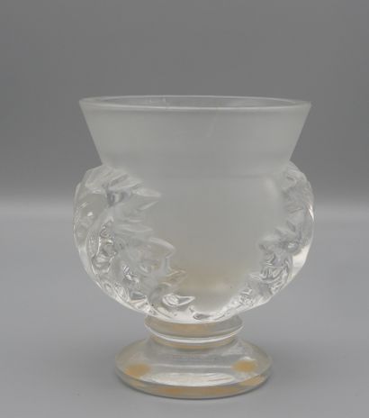 null LALIQUE France, Saint Cloud model, frosted crystal vase with acanthus leaves...
