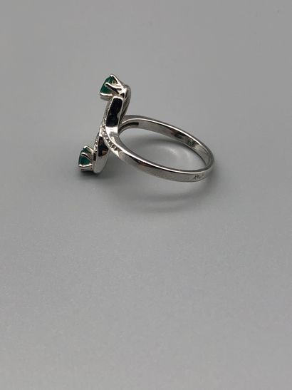 null Ring in silver 925 thousandths, double whirlwind set with two chrysoprases and...