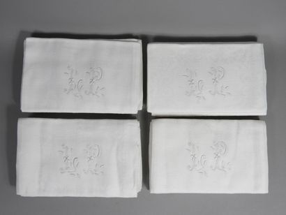 null 12 serviettes en Damas blanc monogramme L P. Dimensions 70 x 68cm.
