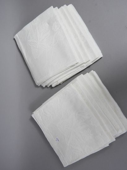 null 12 towels in white Damask. Size 60 X 54cm. Very good condition.