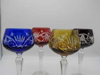 null Quatre verres du Rhin en cristal de couleur.