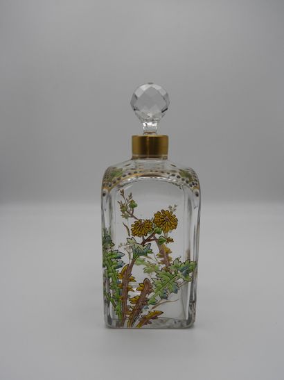 null Une carafe ou flacon en cristal rehaussé d'un décor émaillé 1900. Hauteur 2...