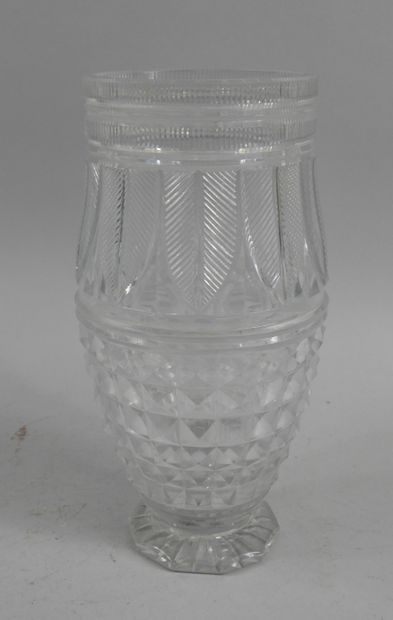 null A crystal vase, height 25cm.