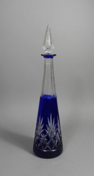 null Carafe in cut crystal dasn the taste of St Louis blue overlay. Height 42cm