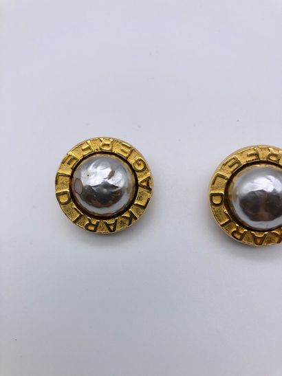 null Karl Lagerfeld, pair of round ear clips in gilded metal and fake half pearls,...
