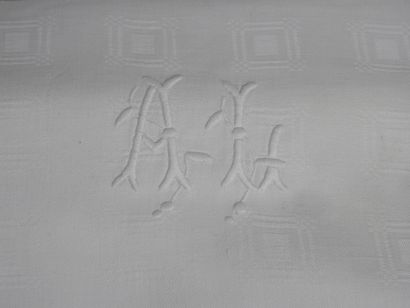 null Tablecloth and 11 napkins numbered A L in white Damask. Dimensions 340 X 151cm...